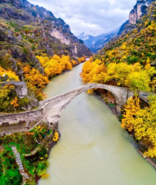 Luftaufnahme der Konitsa Brücke und des Aoos Flusses — Stockfoto