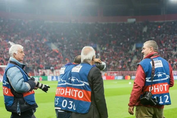 Arada Olympiakos vs Fc Barcelona UEFA Şampiyonlar Ligi oyunu — Stok fotoğraf