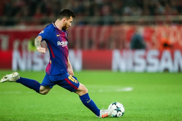 Arada Olympiakos vs Fc Barcelona UEFA Şampiyonlar Ligi oyunu — Stok fotoğraf