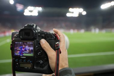 Arada Olympiakos vs Fc Barcelona UEFA Şampiyonlar Ligi oyunu