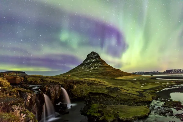 Northern Light Aurora borealis Kirkjufell Islands med fullt — Stockfoto