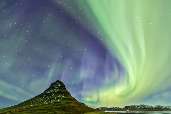 Északi fény-Aurora borealis: Kirkjufell Izland, teljesen — Stock Fotó