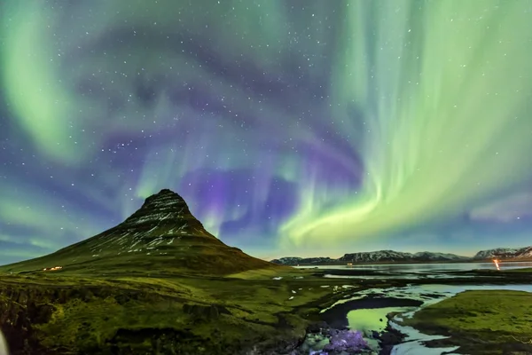 Kuzey Işık Aurora borealis, Kirkjufell İzlanda ile tam — Stok fotoğraf