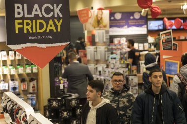 Black Friday shoppi sırasında bir mağaza içinde insanlar Dükkanı