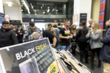 Black Friday shoppi sırasında bir mağaza içinde insanlar Dükkanı