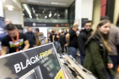 Black Friday shoppi sırasında bir mağaza içinde insanlar Dükkanı
