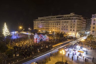 Noel ağacı ile Selanik'te Aristoteles'in Meydanı 