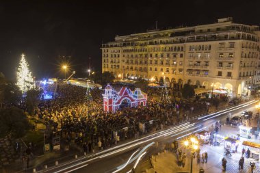 Noel ağacı ile Selanik'te Aristoteles'in Meydanı 