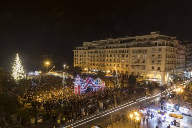 Noel ağacı ile Selanik'te Aristoteles'in Meydanı 