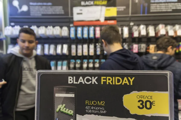 Mensen winkelen in een warenhuis tijdens Black Friday shoppi — Stockfoto