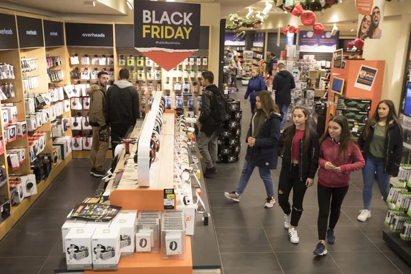 People shop inside a department store during Black Friday shoppi — Stock Photo, Image