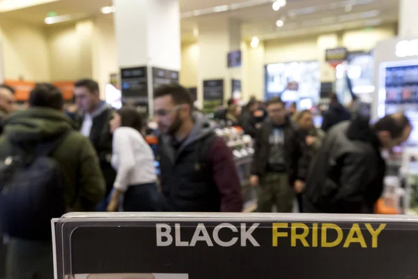 Mensen winkelen in een warenhuis tijdens Black Friday shoppi — Stockfoto