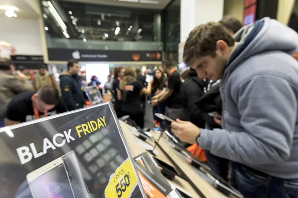 People shop inside a department store during Black Friday shoppi — Stock Photo, Image