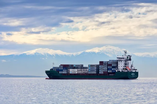 The container ship CONTSHIP JOY waits anchored close to the port — Stock Photo, Image