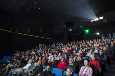 Seyircilerin sinema izliyor