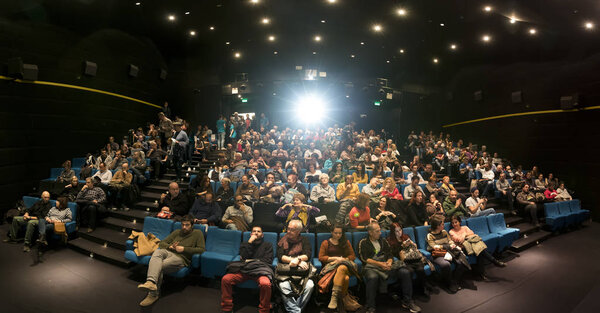 Зрители смотрят в кинотеатре

