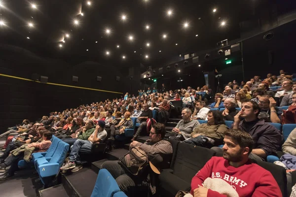 Espectadores viendo en el cine — Foto de Stock