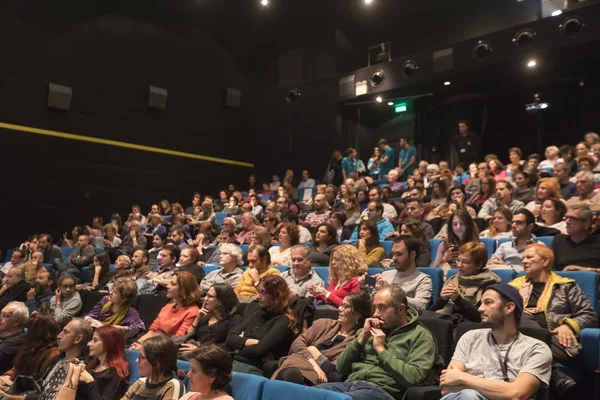 Espectadores assistindo no cinema — Fotografia de Stock