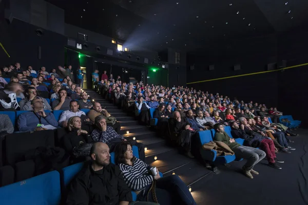 Espectadores assistindo no cinema — Fotografia de Stock