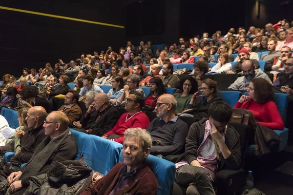 Seyircilerin sinema izliyor — Stok fotoğraf