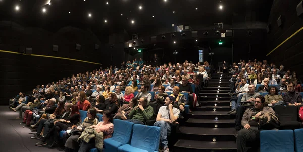 Espectadores assistindo no cinema — Fotografia de Stock