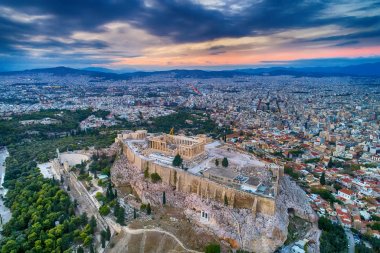 Parthenon Tapınağı ve Akropolis'in Atina, Yunanistan Hava görünümünü 
