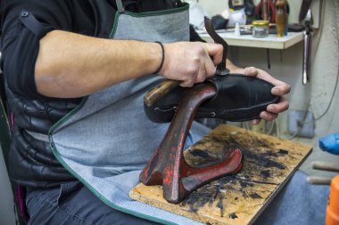 Kunduracı ayakkabı tabanı atölyede onarımı