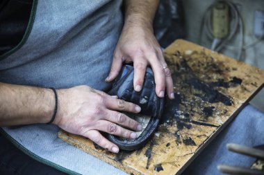 Kunduracı ayakkabı tabanı atölyede onarımı