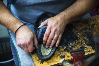 Kunduracı ayakkabı tabanı atölyede onarımı