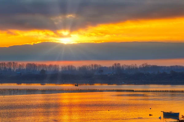 Salida del sol sobre el humedal del lago Kerkini en el norte de Grecia — Foto de Stock