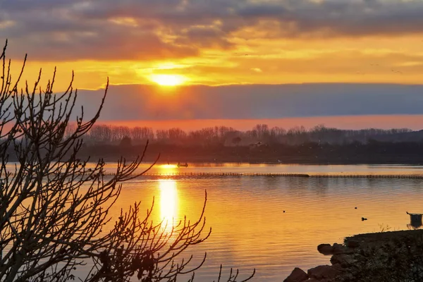 Salida del sol sobre el humedal del lago Kerkini en el norte de Grecia — Foto de Stock