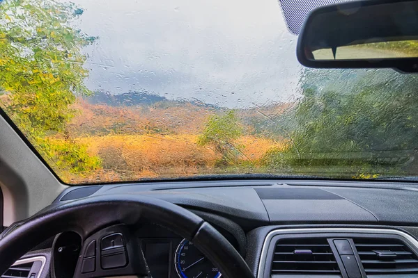 Chuva cai na janela do carro. paisagem chuvosa outonal bl — Fotografia de Stock