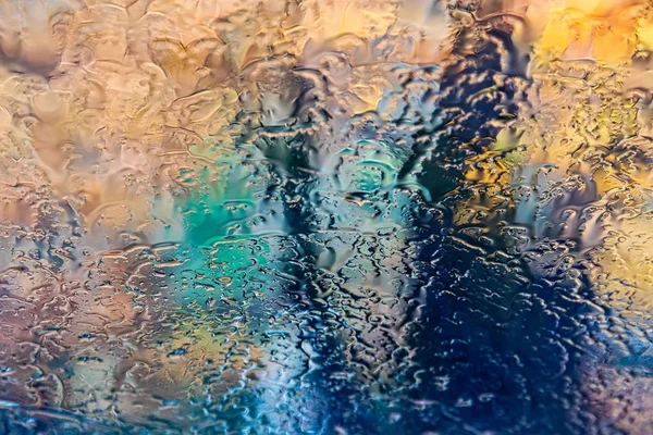 Gotas de lluvia en una ventana. Bosque desenfoque en el fondo . — Foto de Stock