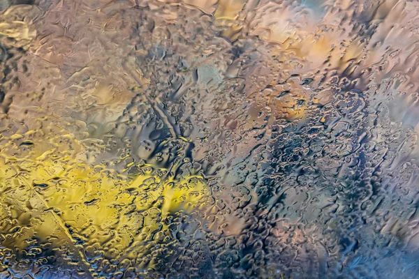 Gotas de lluvia en una ventana. Bosque desenfoque en el fondo . — Foto de Stock