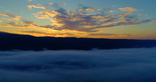 Luchtfoto Vliegen Wolken Luchtfoto Camera Geschoten Tijdens Zonsondergang Landschap Panorama — Stockvideo