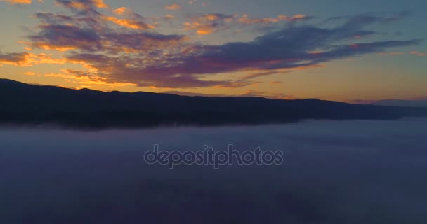 Havadan Görünümü Bulutların Üzerinde Uçan Hava Kamera Çekim Gün Batımı — Stok video