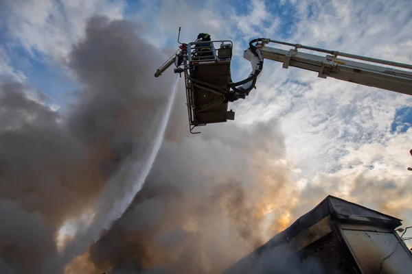 私で起こった火災を消火する消防士の闘争します。 — ストック写真