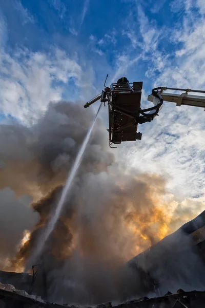 Bomberos luchan para extinguir el fuego que estalló en i —  Fotos de Stock