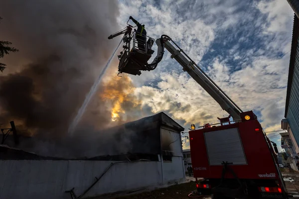 Strażacy walczą do gaszenia pożaru, który wybuchł w i — Zdjęcie stockowe