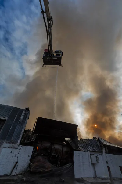 I vigili del fuoco lottano per spegnere l'incendio scoppiato a i — Foto Stock