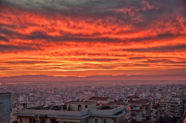 Eerste zonsondergang van het nieuwe jaar (2018) in de stad Thessaloniki, — Stockfoto