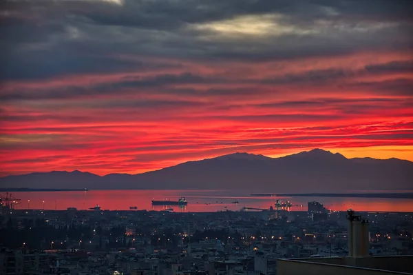 Перший захід сонця нового року (2018) в місті Салоніки, — стокове фото