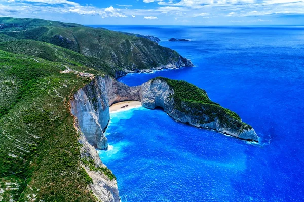 Zakynthos Island, Gr Navagio (batık) plaj havadan görünümü — Stok fotoğraf