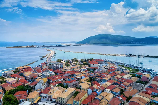 Veleros en el puerto deportivo y la ciudad de Lefkada isla, Grecia —  Fotos de Stock