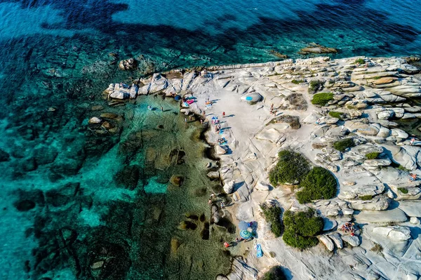 Пташиного польоту красиві Karidi пляжу міста Ханіотіс у Халкідікі с — стокове фото