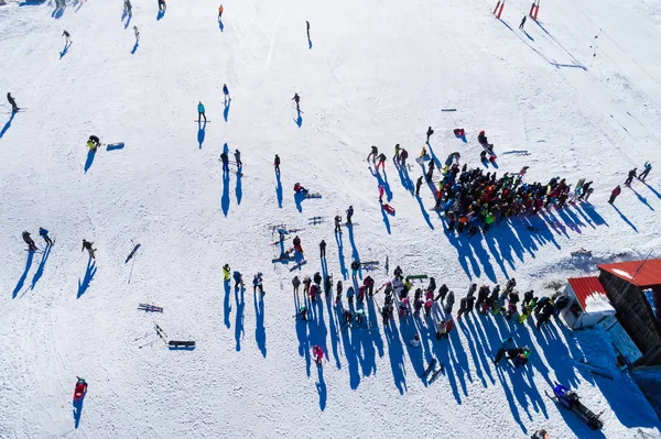 Widok z lotu ptaka narciarzy w Vasilitsa Resort narciarski w góry ra — Zdjęcie stockowe