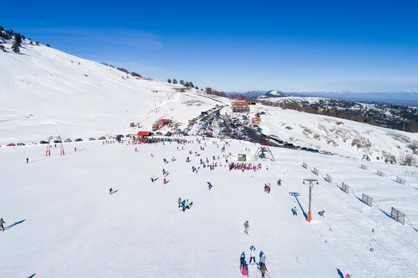 Widok z lotu ptaka narciarzy w Vasilitsa Resort narciarski w góry ra — Zdjęcie stockowe