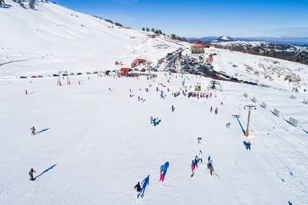 Vista aérea de los esquiadores en la estación de esquí Vasilitsa en la montaña ra — Foto de Stock