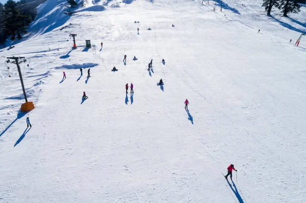 山岭滑雪胜地 Vasilitsa 上的滑雪者鸟瞰图 — 图库照片