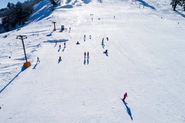 Letecký pohled na lyžaře v Ski Resort Vasilitsa v horských ra — Stock fotografie